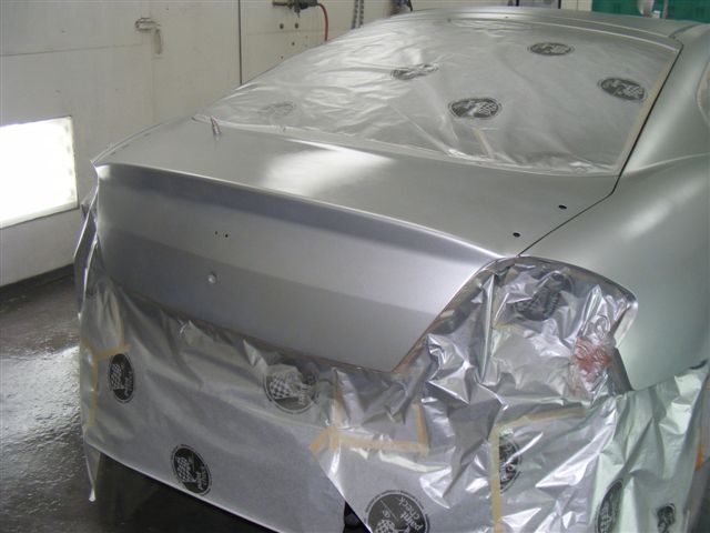 Masquage et préparation de carrosserie avant peinture dans un atelier à Candiac