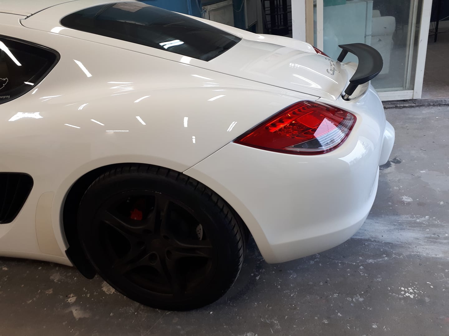 Masquage et préparation de carrosserie avant peinture dans un atelier à Dollard-des-Ormeaux