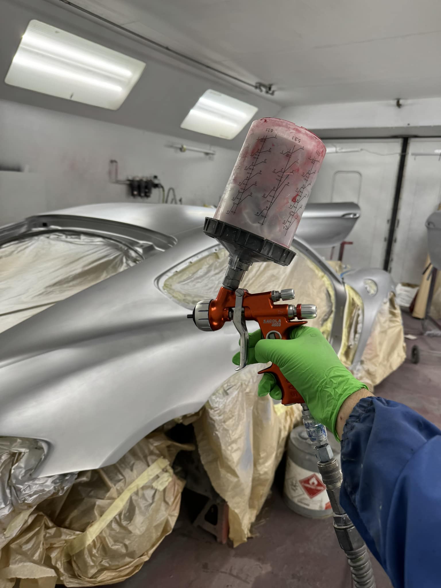 Panneaux et pare‑chocs en attente de réparation dans un atelier de carrosserie à Laval 