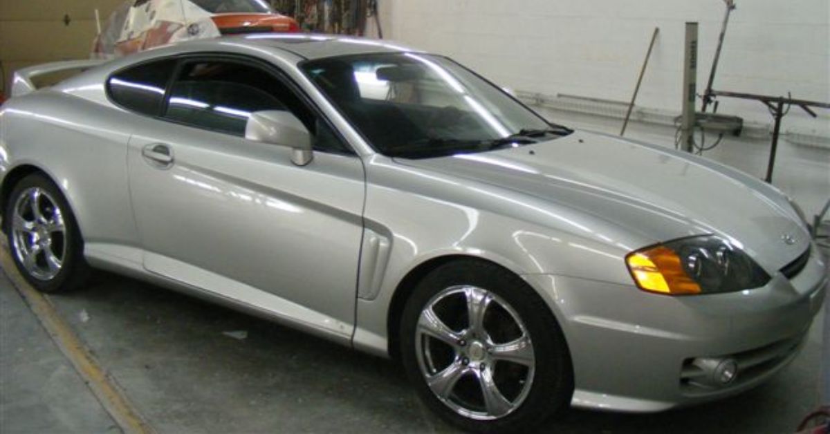 Nuancier de peinture utilisé par un carrossier en atelier à Longueuil