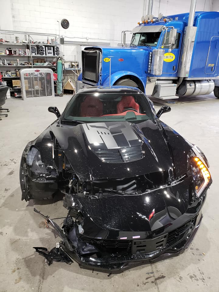  Carrossier ponçant un panneau de carrosserie dans un atelier à Mascouche 