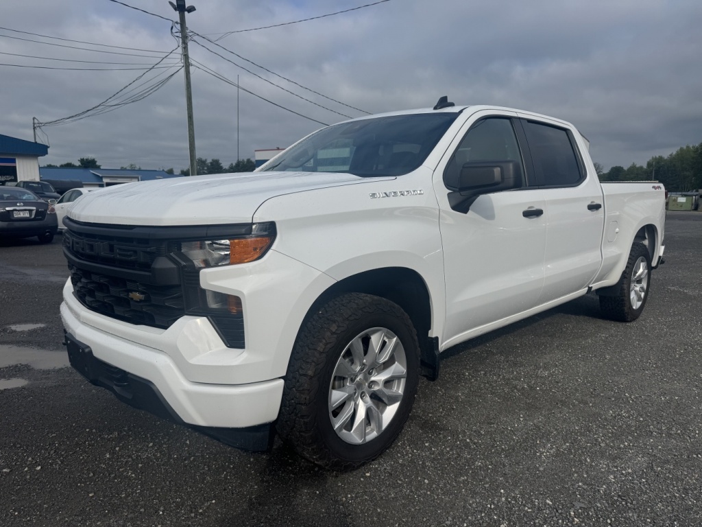 Masquage et préparation de carrosserie avant peinture dans un atelier à Plessisville