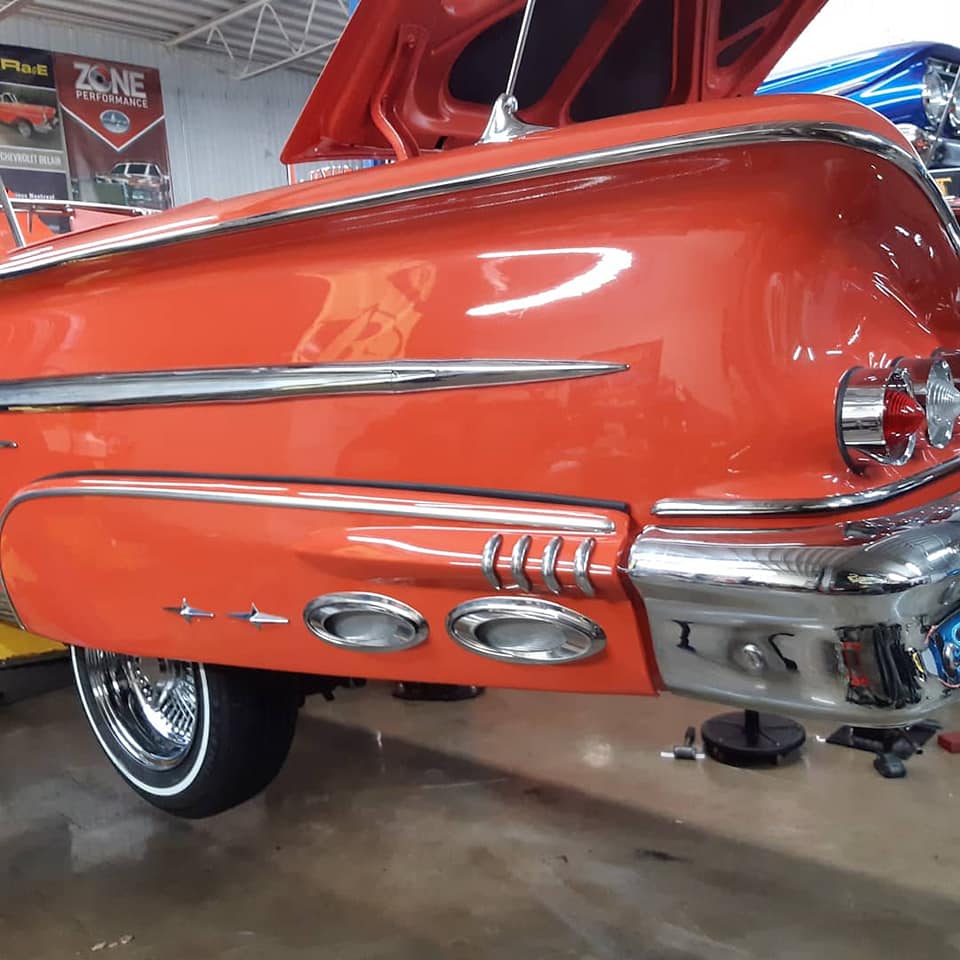 Panneaux et pare‑chocs en attente de réparation dans un atelier de carrosserie à Repentigny 