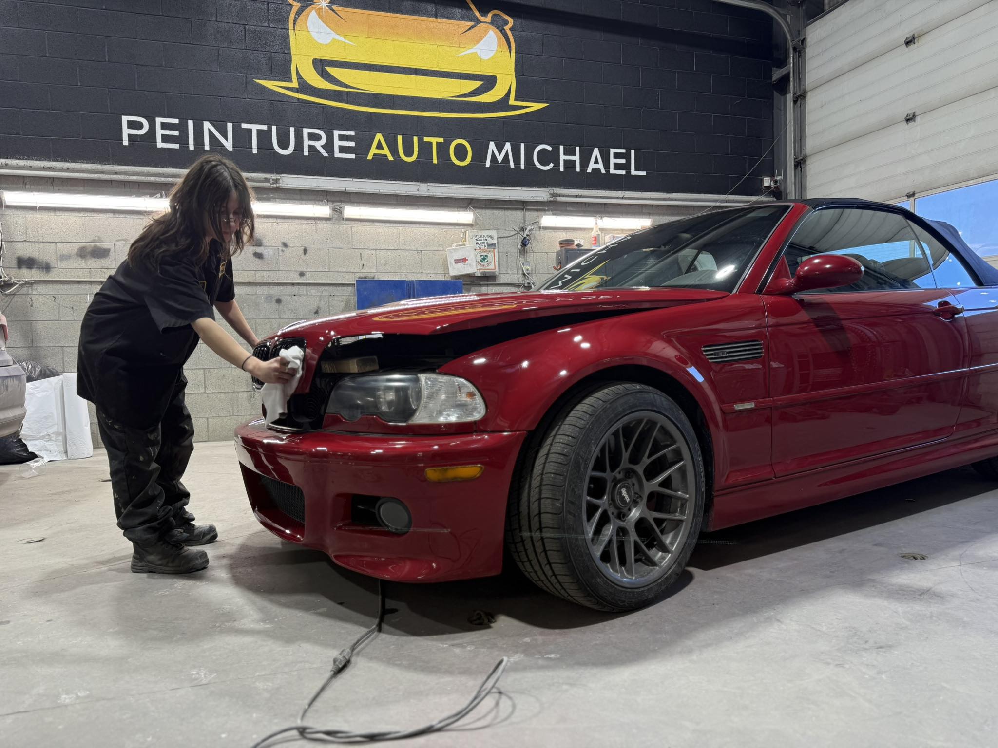 Masquage et préparation de carrosserie avant peinture dans un atelier à Rosemère
