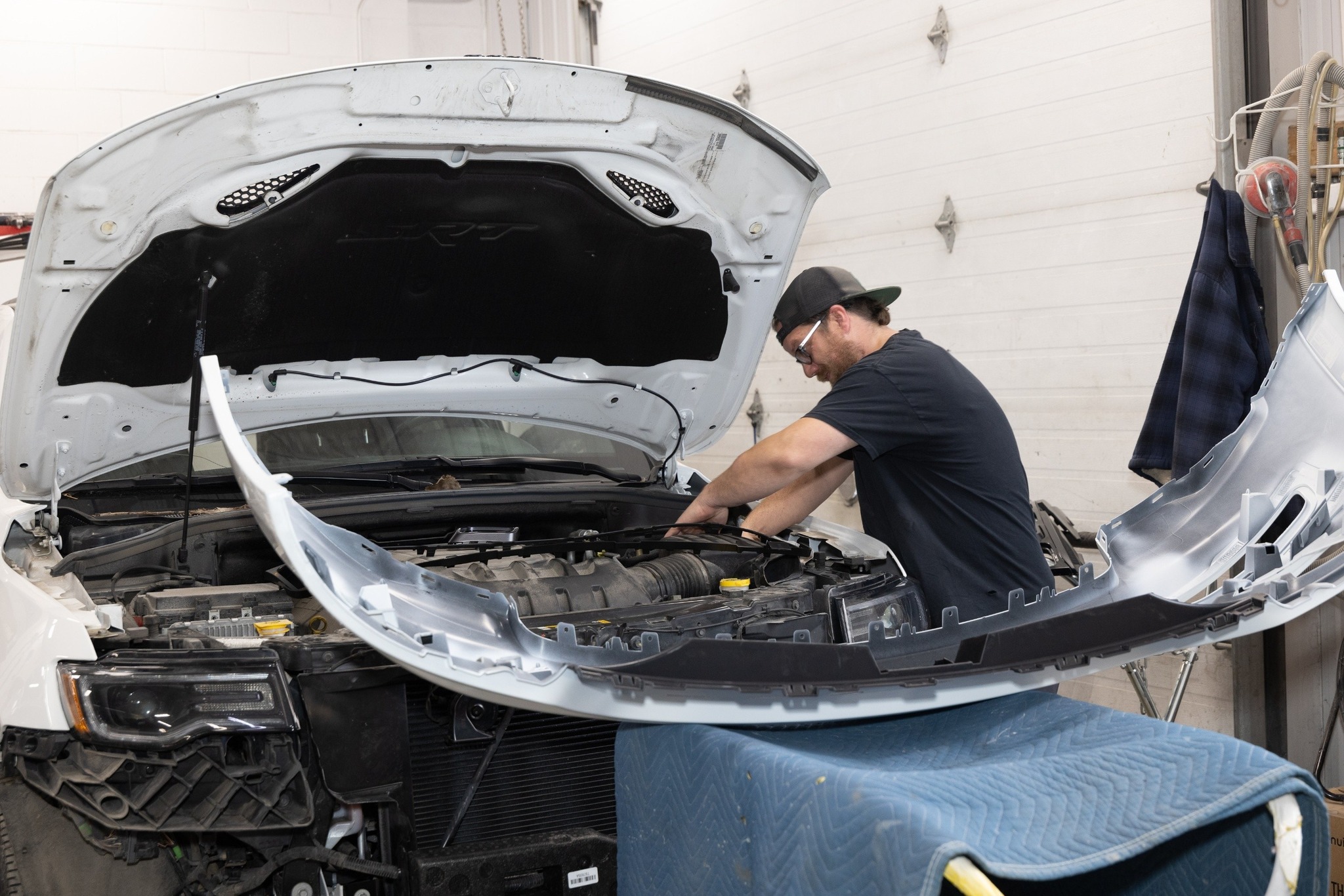 Nuancier de peinture utilisé par un carrossier en atelier à Saint-Georges
