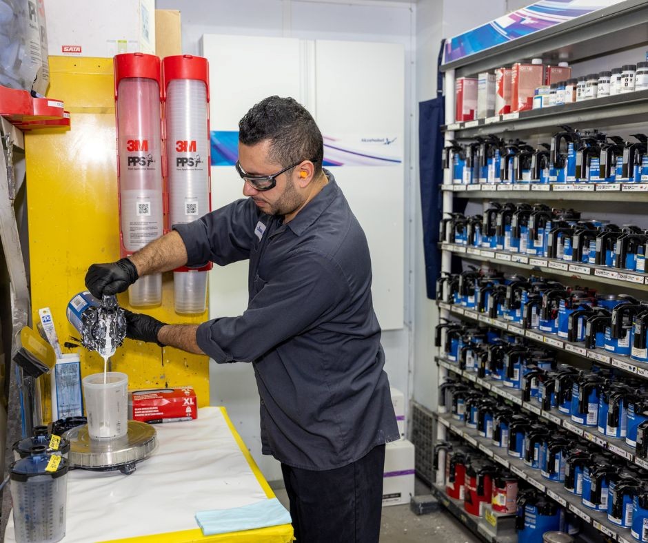 Masquage et préparation de carrosserie avant peinture dans un atelier à Saint-Georges