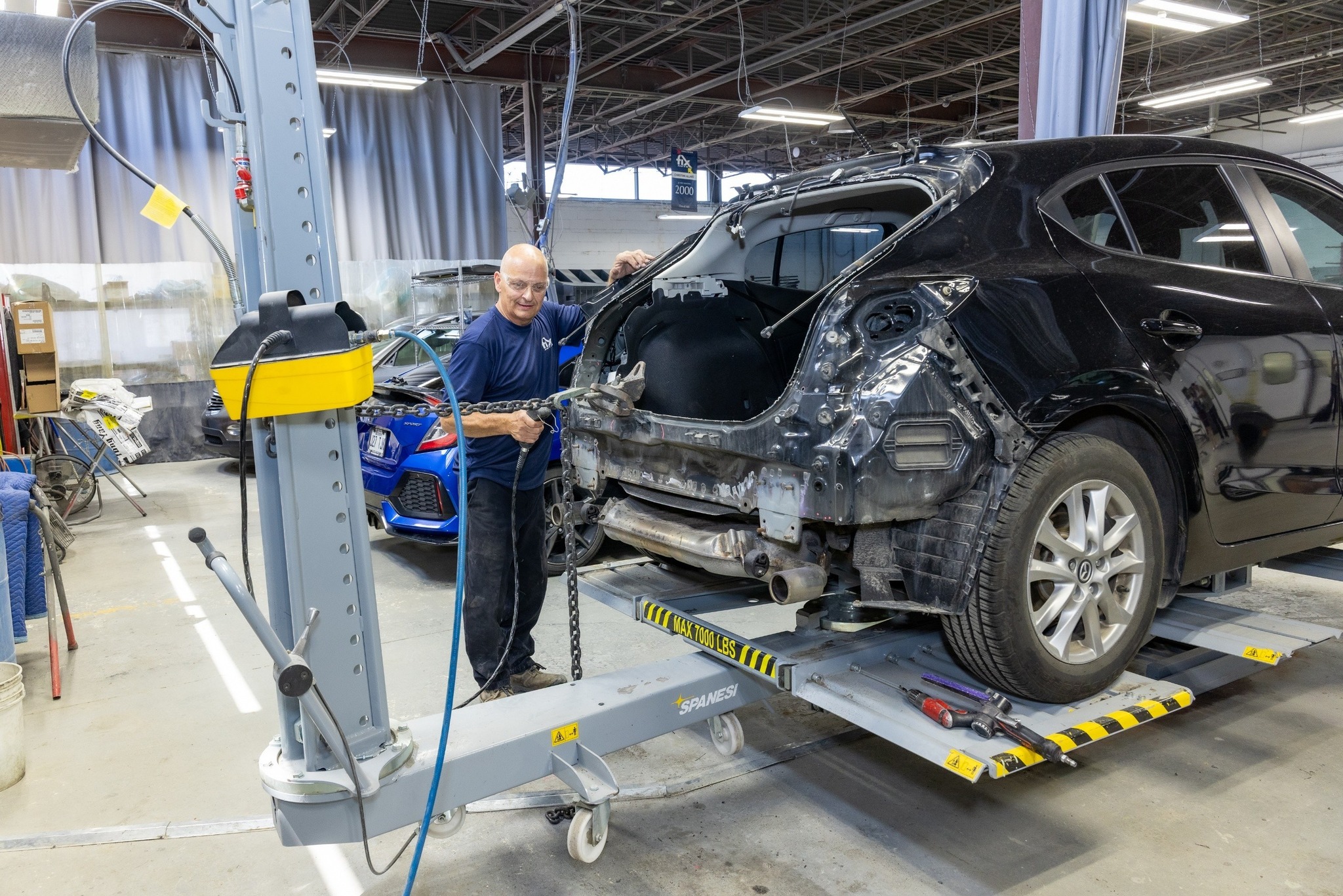 Masquage et préparation de carrosserie avant peinture dans un atelier à Saint-Georges