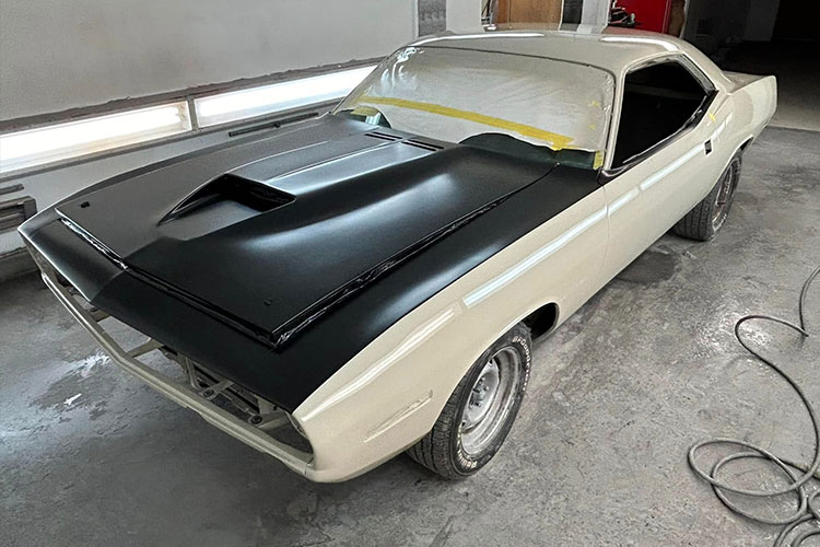 Masquage et préparation de carrosserie avant peinture dans un atelier à Saint-Hyacinthe