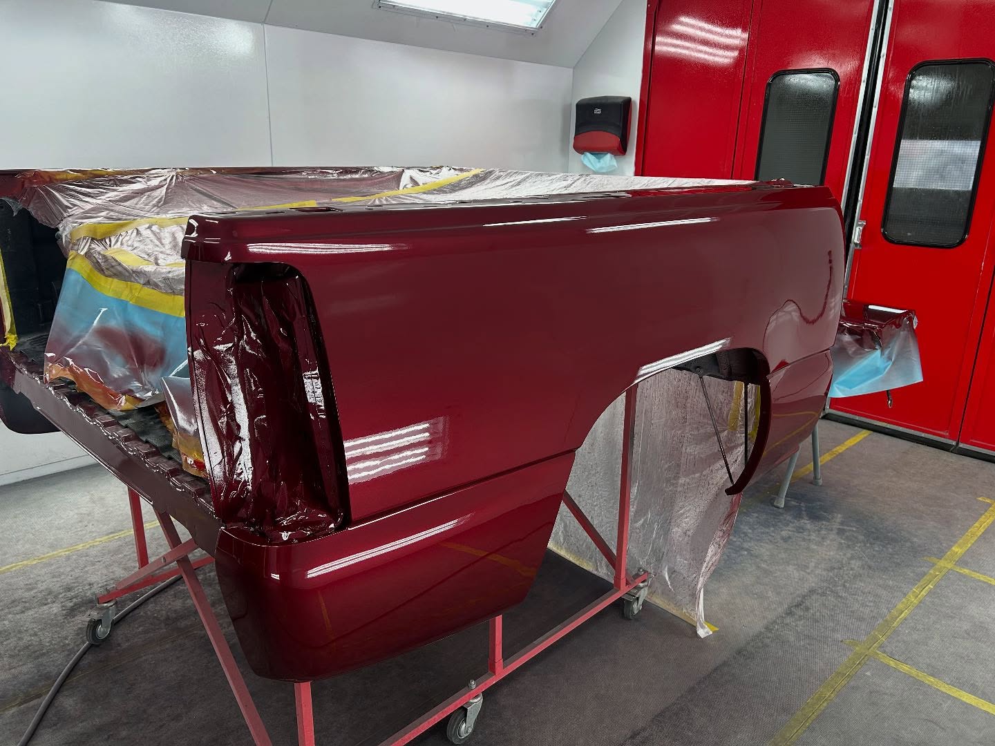 Nuancier de peinture utilisé par un carrossier en atelier à Sainte-Julie