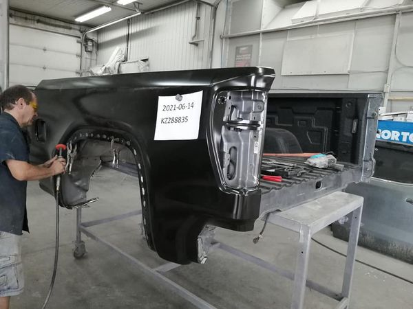 Nuancier de peinture utilisé par un carrossier en atelier à Thetford-Mines