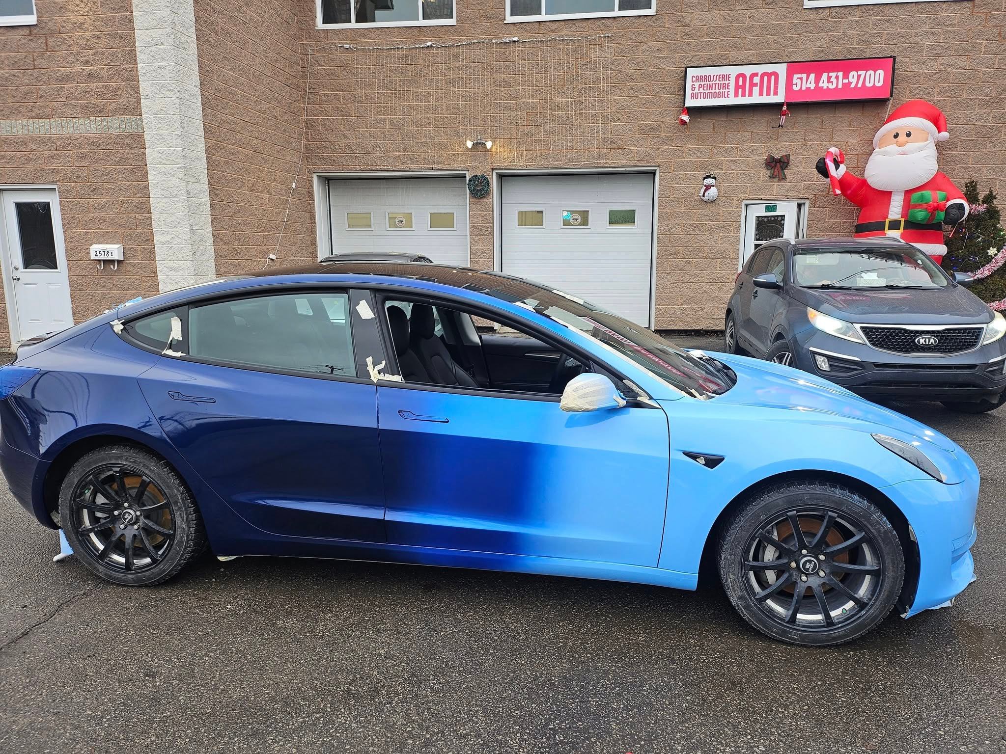 Panneaux et pare‑chocs en attente de réparation dans un atelier de carrosserie à Vaudreuil-Dorion 