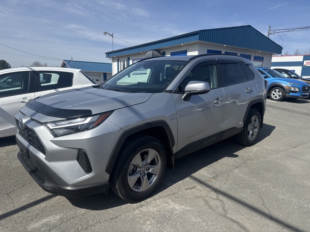 Panneaux et pare‑chocs en attente de réparation dans un atelier de carrosserie à Victoriaville