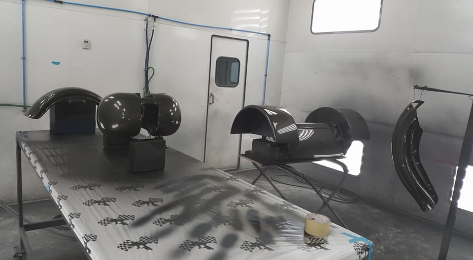 Masquage et préparation de carrosserie avant peinture dans un atelier en Beauce